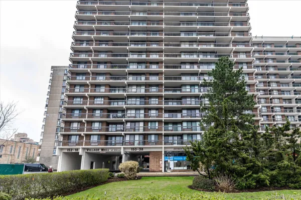 $489,000 | 15038 Union Turnpike, Unit 2H | Kew Gardens Hills