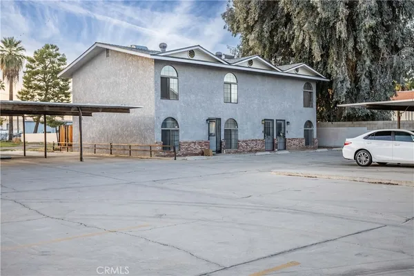 a car parked in front of white house