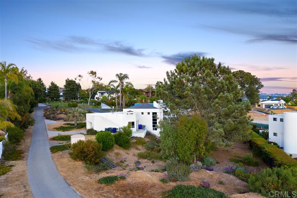 731 Avocado Place Del Mar, CA 92014 - Photo 2 of 22