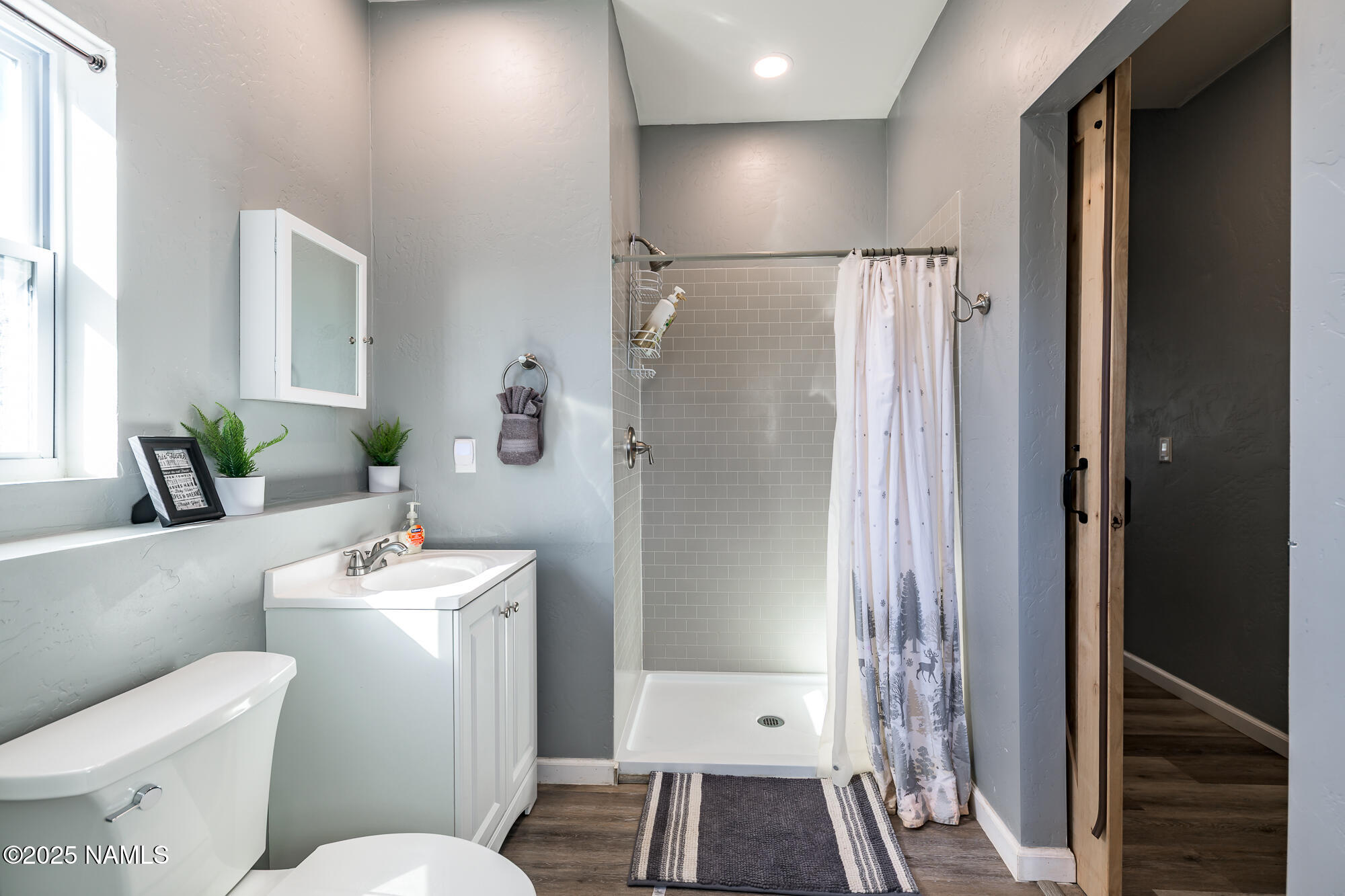 224 East San Marcos Road Williams, AZ 86046 - Photo 33 of 58 a bathroom with a toilet a sink and a shower