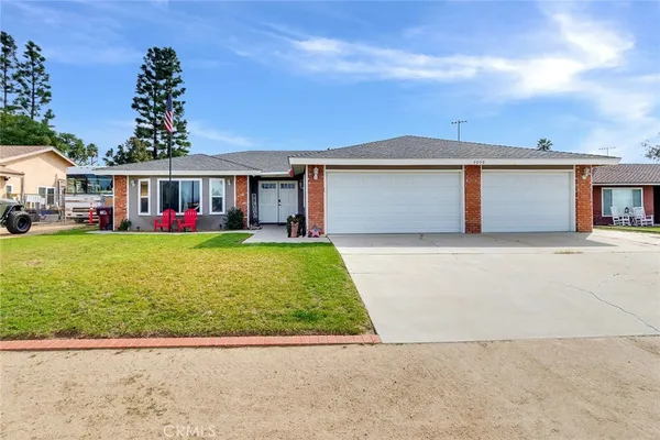 a front view of house with yard