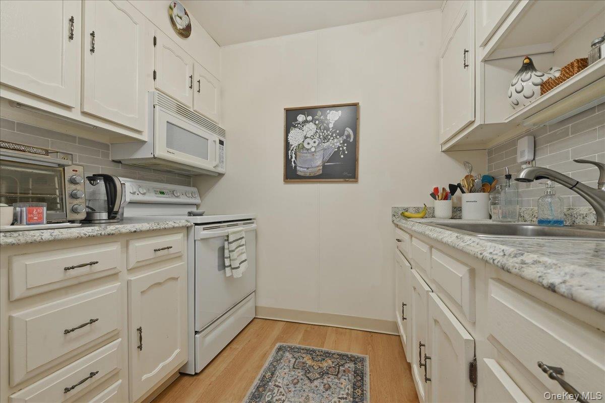 260 Newcastle Court, Unit B Ridge, NY 11961 - Photo 16 of 24