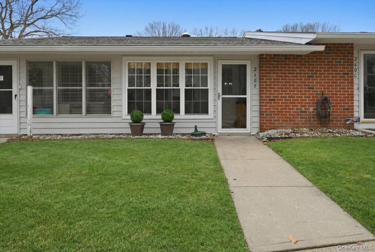 260 Newcastle Court, Unit B Ridge, NY 11961 - Photo 3 of 24