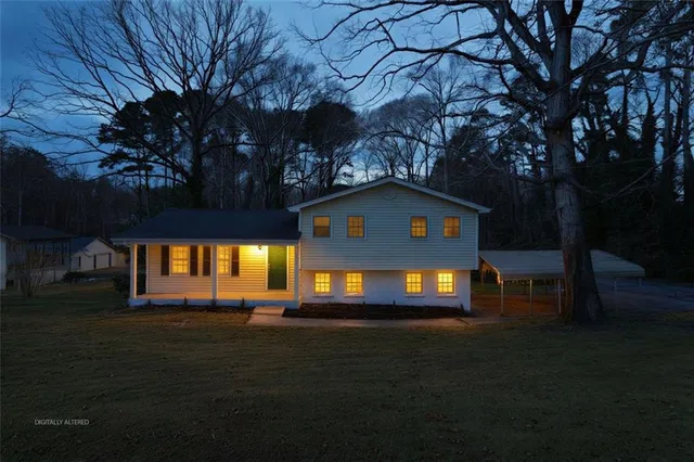 a view of a back yard of the house and green space