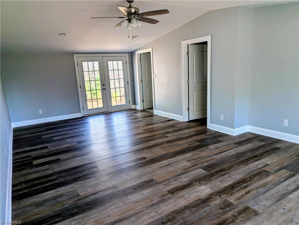 1059 Whitts Road Madison, NC 27025 - Photo 3 of 15 Living room