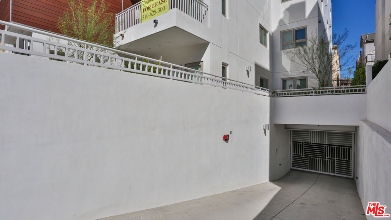 1424 South Bentley Avenue, Unit 301 Los Angeles, CA 90025 - Photo 15 of 17