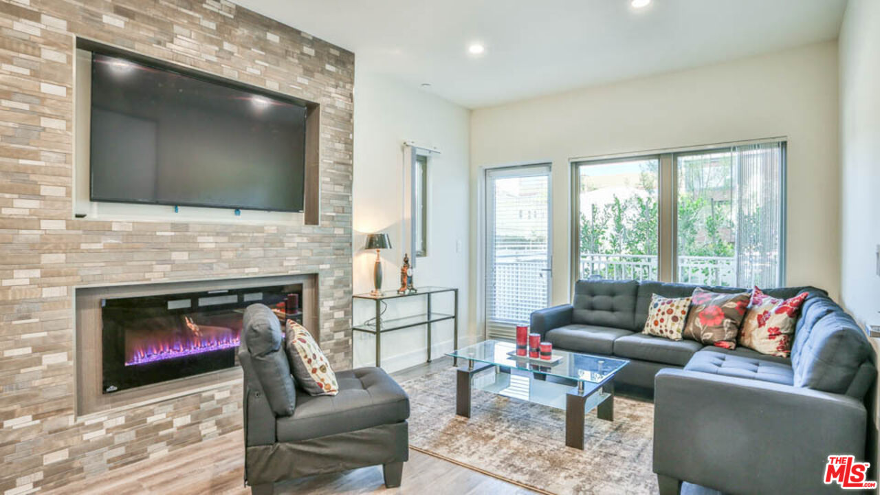 1424 South Bentley Avenue, Unit 301 Los Angeles, CA 90025 - Photo 2 of 17