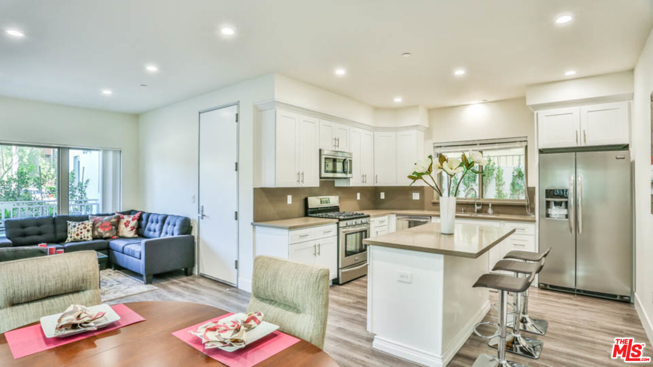 1424 South Bentley Avenue, Unit 301 Los Angeles, CA 90025 - Photo 3 of 17