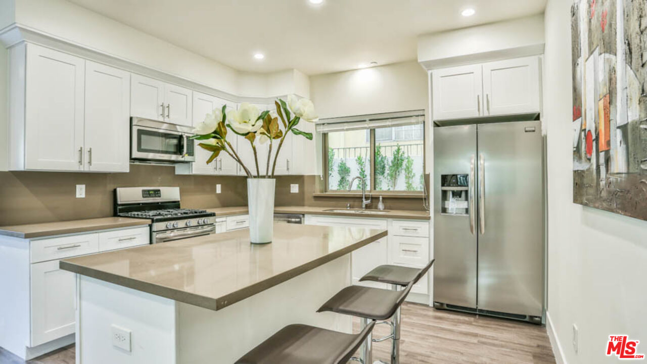 1424 South Bentley Avenue, Unit 301 Los Angeles, CA 90025 - Photo 6 of 17