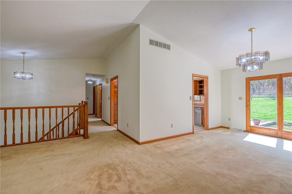 589 McCombs Road Venetia, PA 15367 - Photo 3 of 25