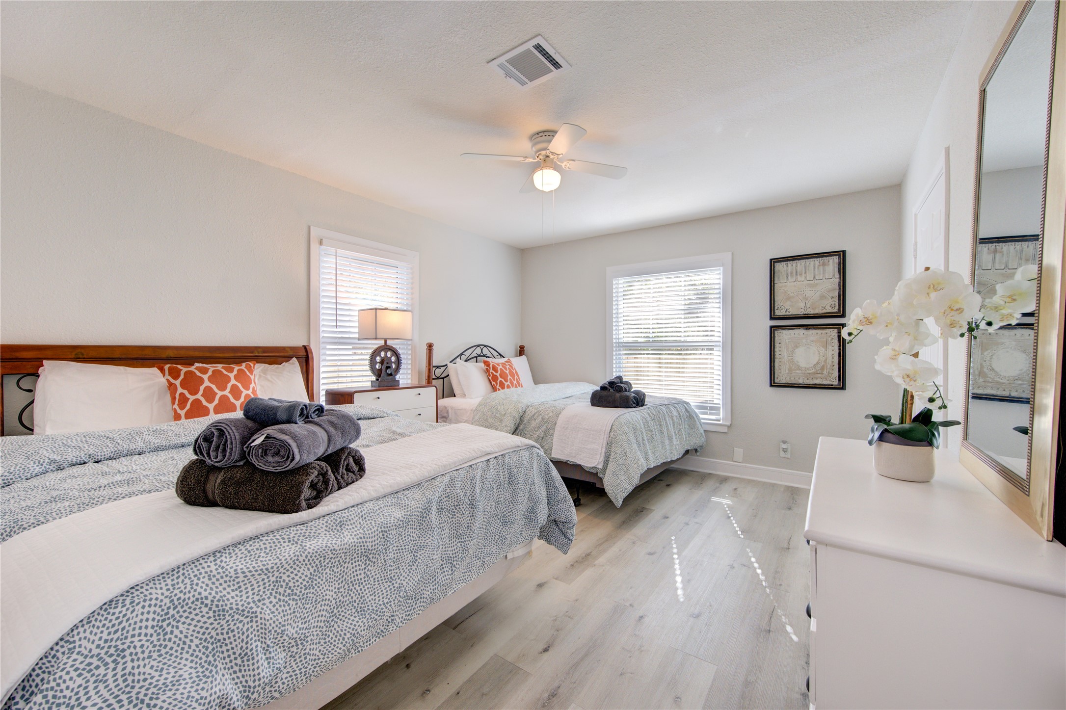 4522 Dixie Drive Houston, TX 77021 - Photo 18 of 33 a bed room with two bed and a large window