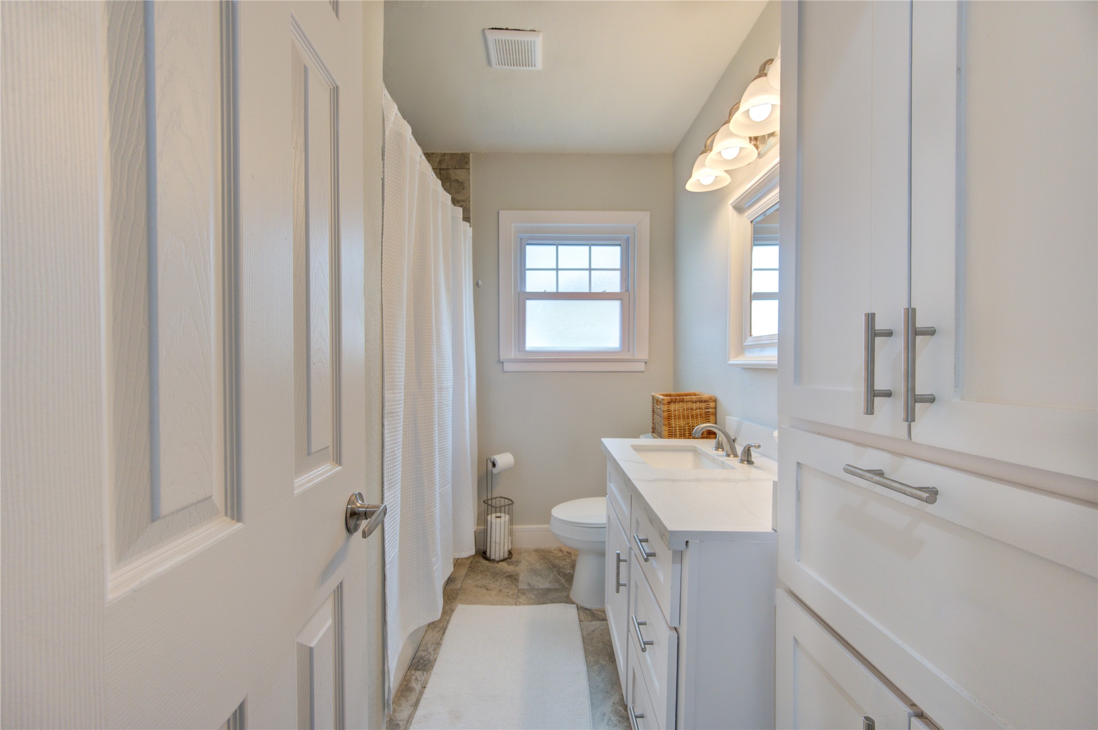 4522 Dixie Drive Houston, TX 77021 - Photo 20 of 33 a bathroom with a sink toilet and tub