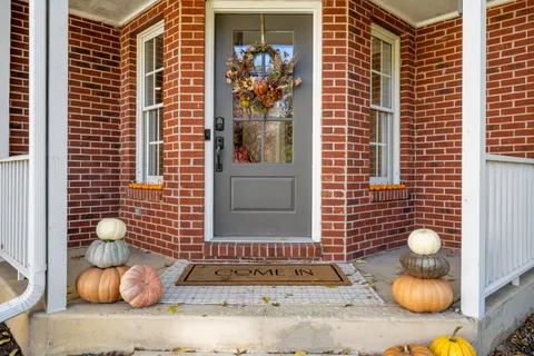 a view of entryway of the house