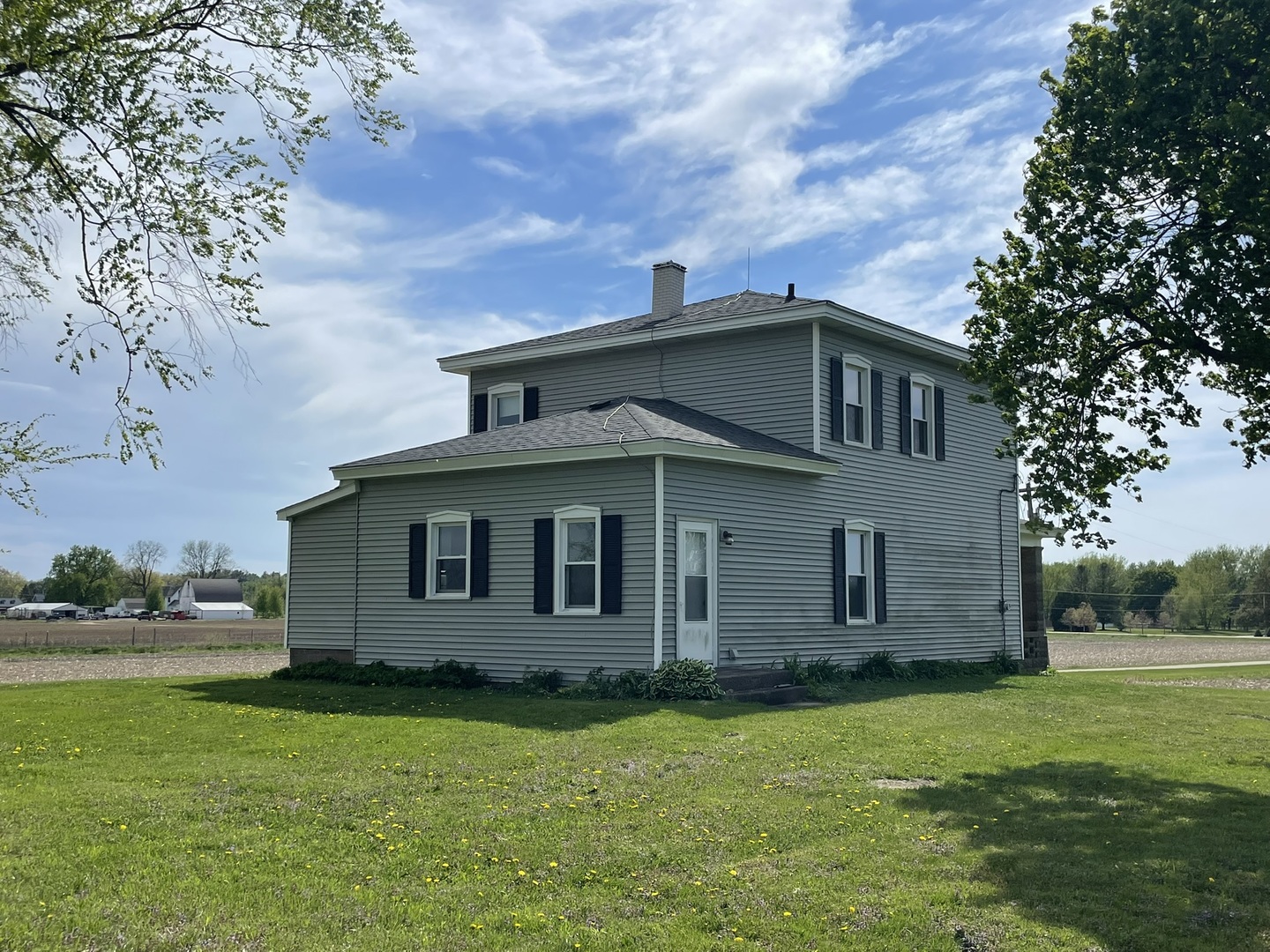 6808 South Oak Grove Road Harvard, IL 60033 - Photo 17 of 18 a front view of a house with a garden