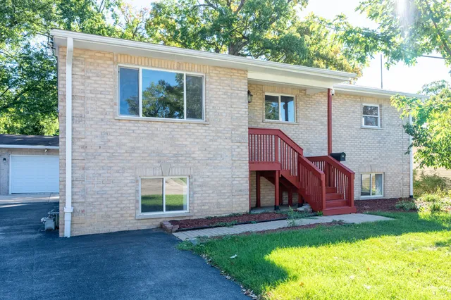 $1,800 | 7 Cardinal Lane, Carpentersville, IL 60110