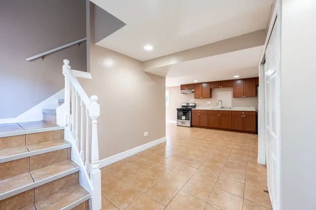 $1,800 | 7 Cardinal Lane, Carpentersville, IL 60110