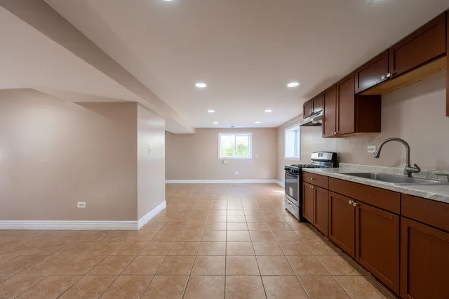 $1,800 | 7 Cardinal Lane, Carpentersville, IL 60110