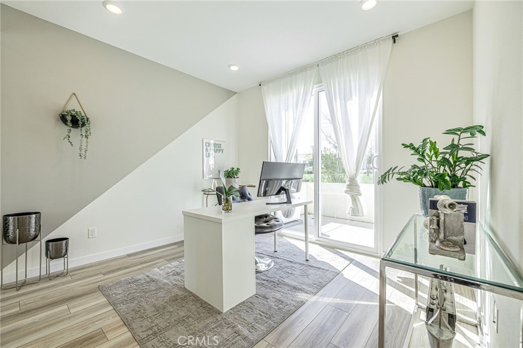 27555 Sanctuary Court Stevenson Ranch, CA 91381 - Photo 25 of 29 a living room with furniture and a potted plant