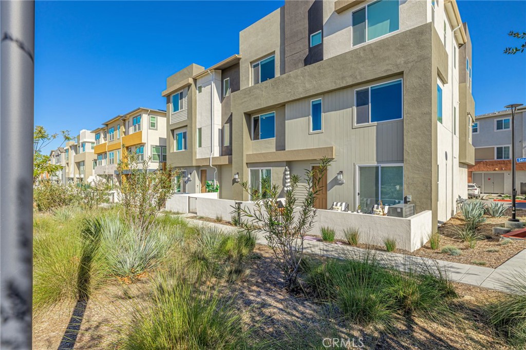 27555 Sanctuary Court Stevenson Ranch, CA 91381 - Photo 3 of 30