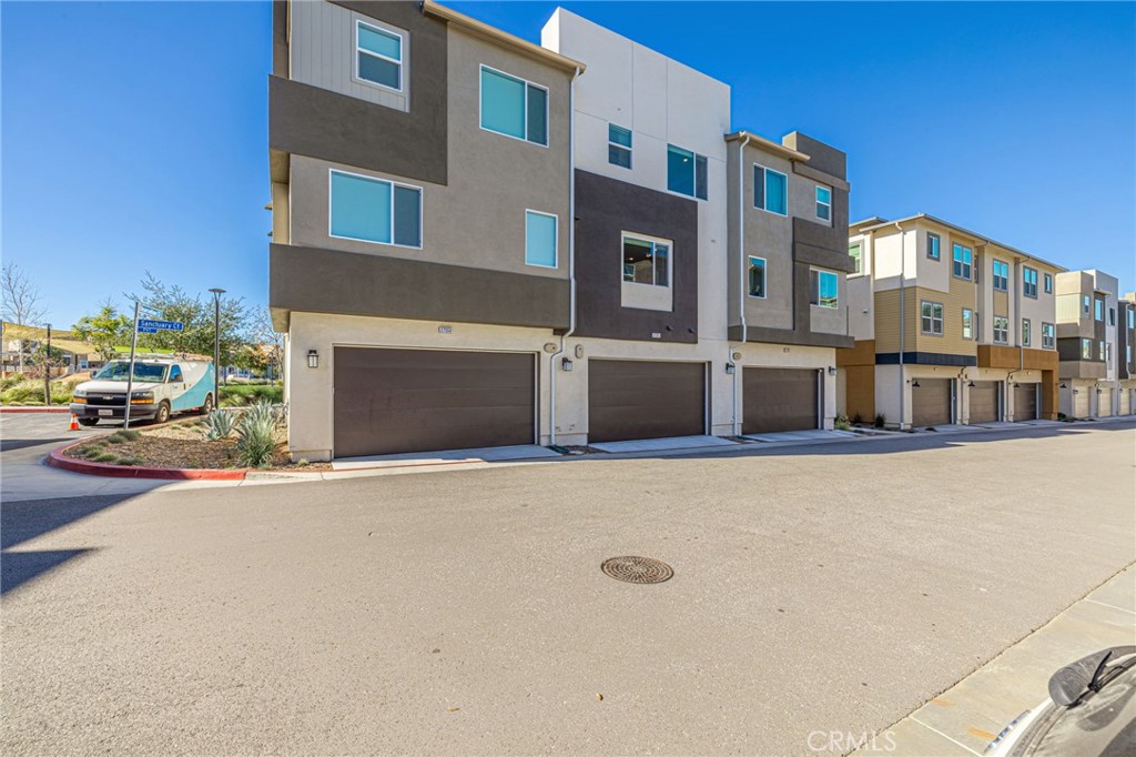 27555 Sanctuary Court Stevenson Ranch, CA 91381 - Photo 4 of 30