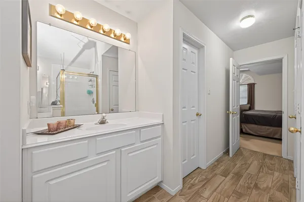 a en suite bathroom with a sink and a mirror