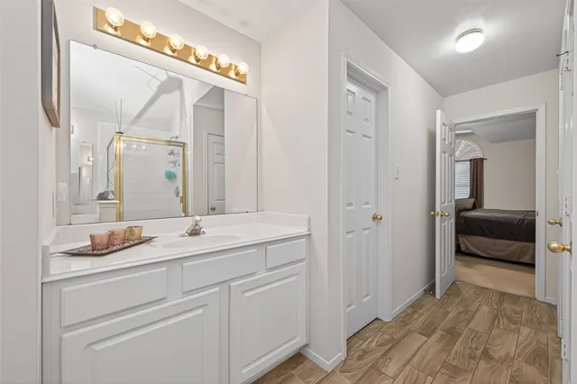 a en suite bathroom with a sink and a mirror