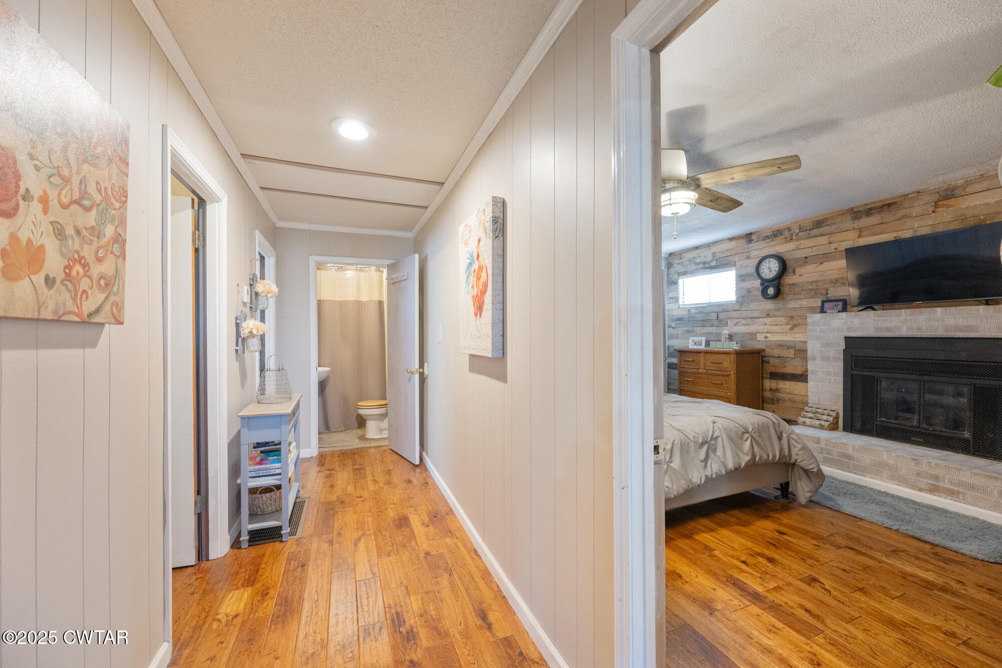 982 Lost Creek Boat Dock Road Decaturville, TN 38329 - Photo 21 of 31 a view of a living room