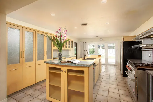 a kitchen that has a lot of cabinets in it