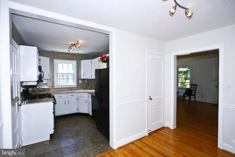 200 West George Mason Road Falls Church, VA 22046 - Photo 19 of 24 Kitchen/Dining Room