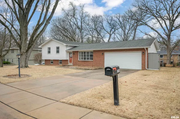 $249,000 | 12145 North Whispering Woods Drive, Dunlap, IL 61525