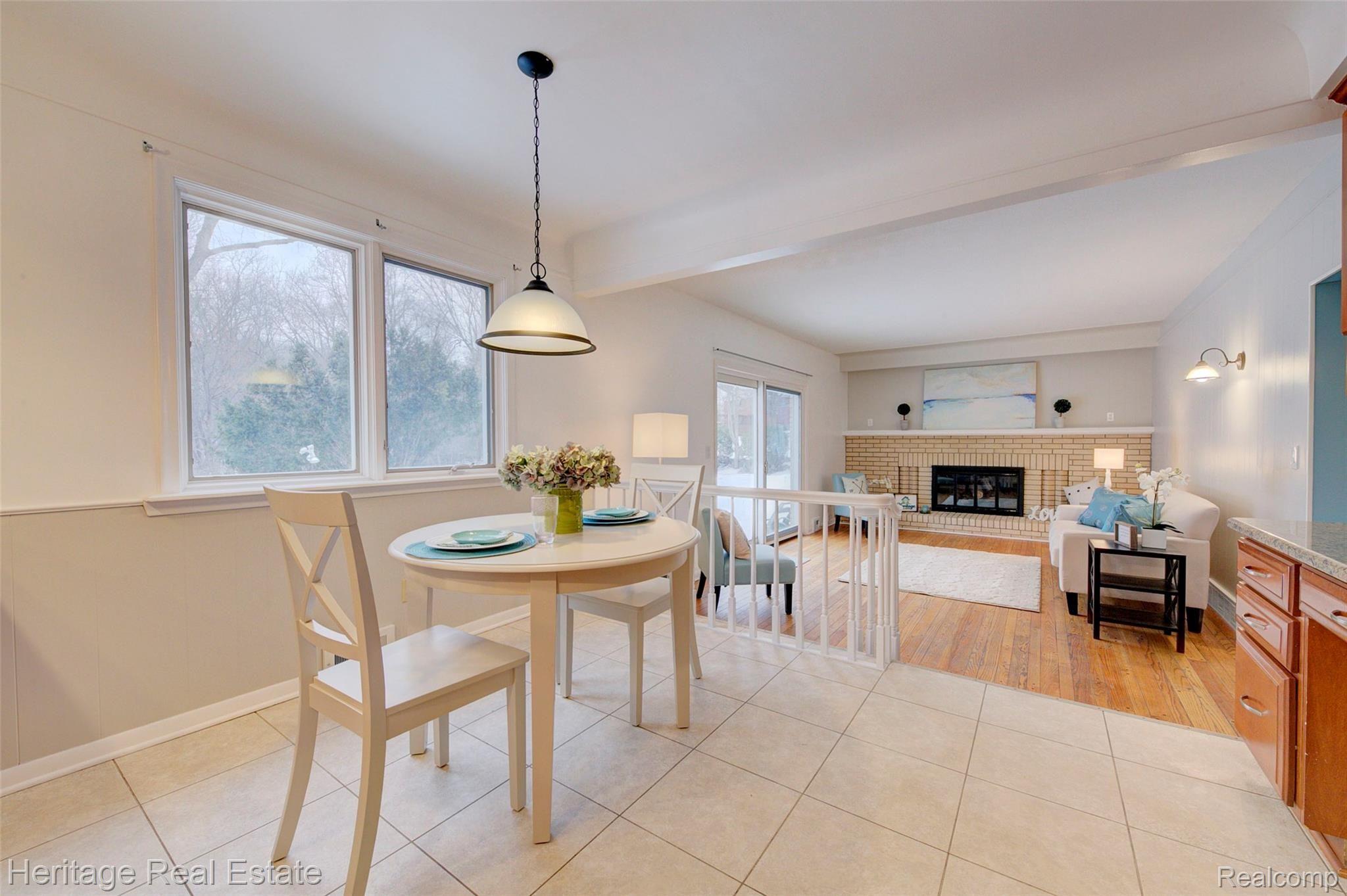 654 Old Perch Road Rochester, MI 48309 - Photo 23 of 61 Delightful breakfast nook is open to the kitchen and family room, and has views out to the backyard
