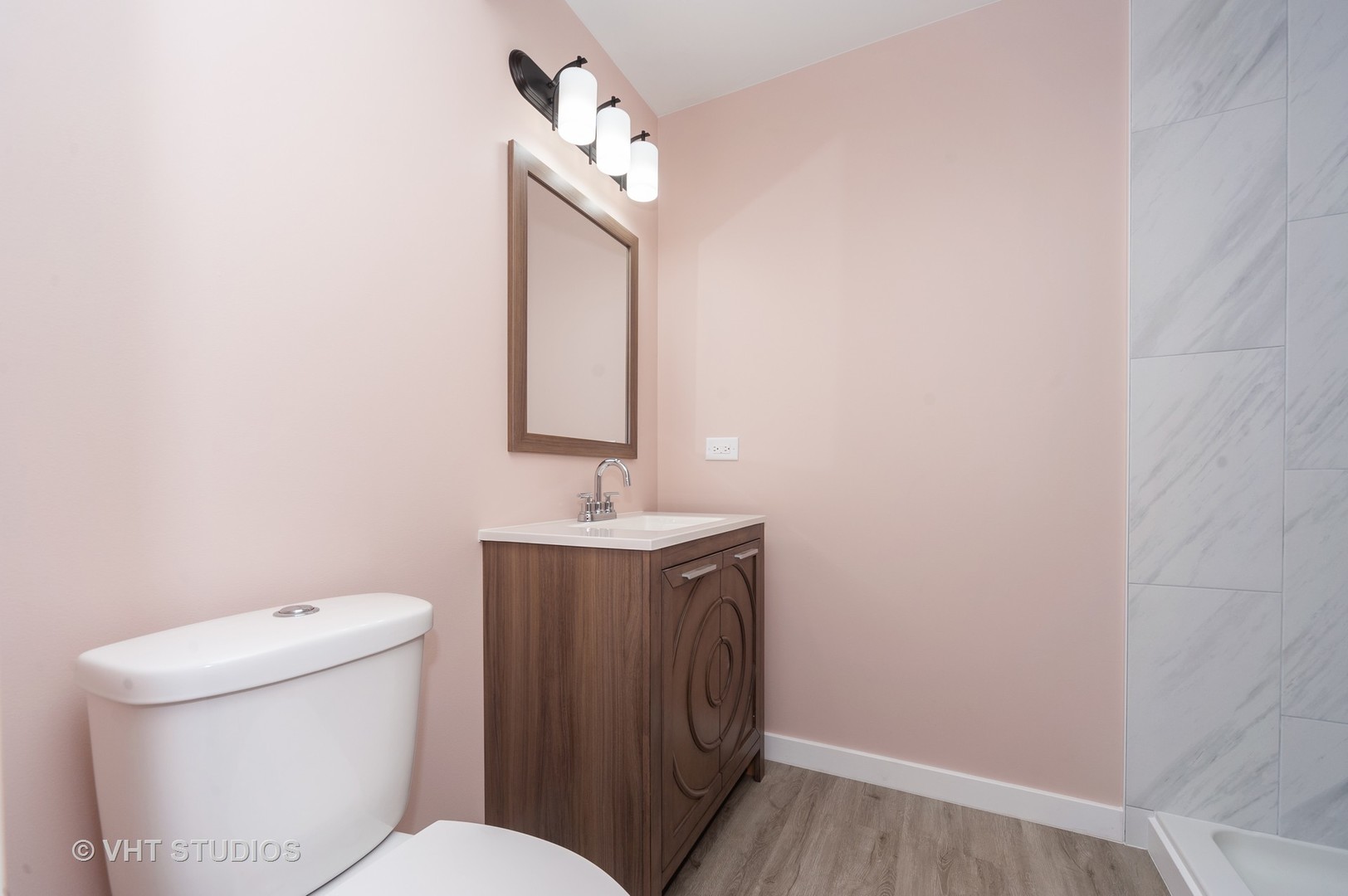 608 Willow Road Matteson, IL 60443 - Photo 10 of 15 a bathroom with a toilet a sink and mirror