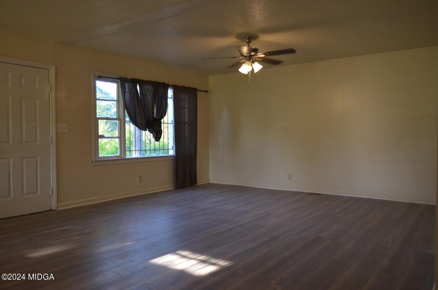 1579 Canterbury Road Macon, GA 31206 - Photo 3 of 15 an empty room that has a window