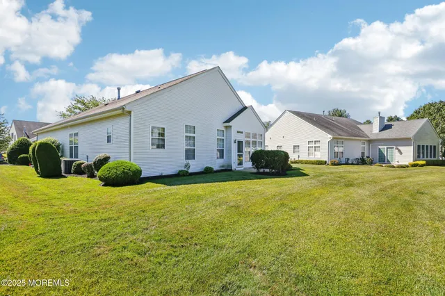 a view of a house with backyard and garden