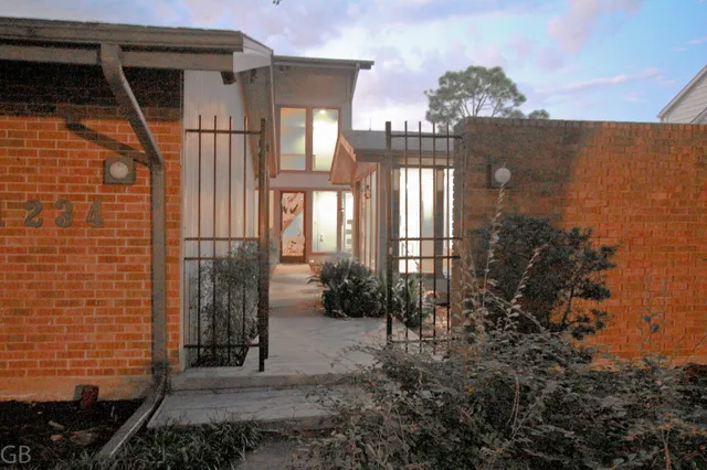 a view of entryway front of house