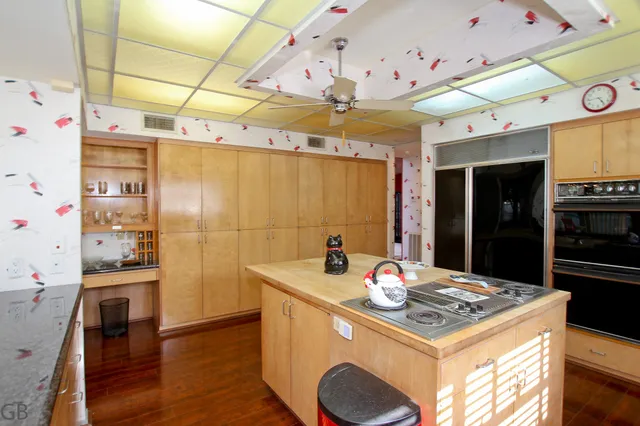 a view of a kitchen and dining room