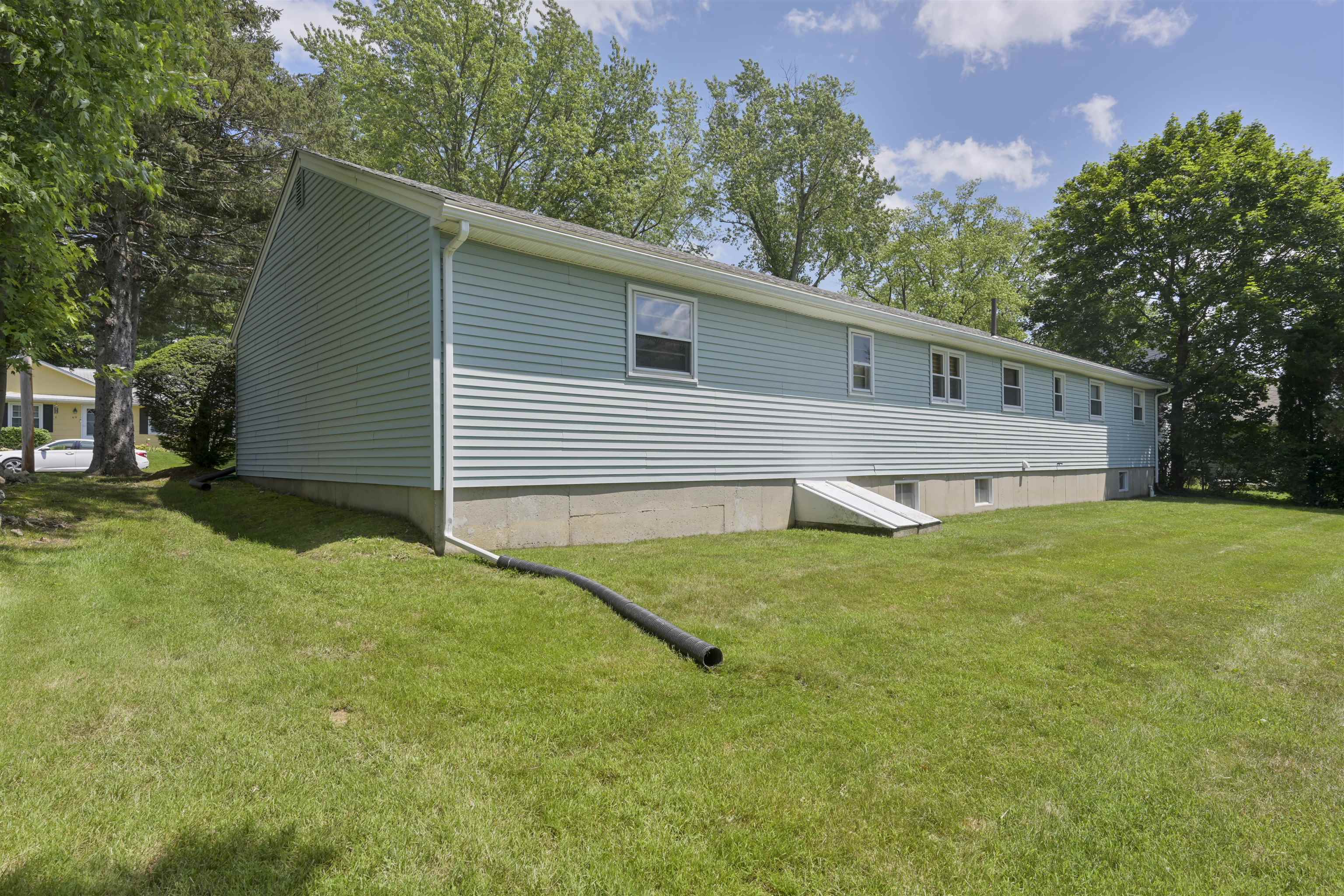 60 Hillhaven Road Manchester, NH 03104 - Photo 3 of 58