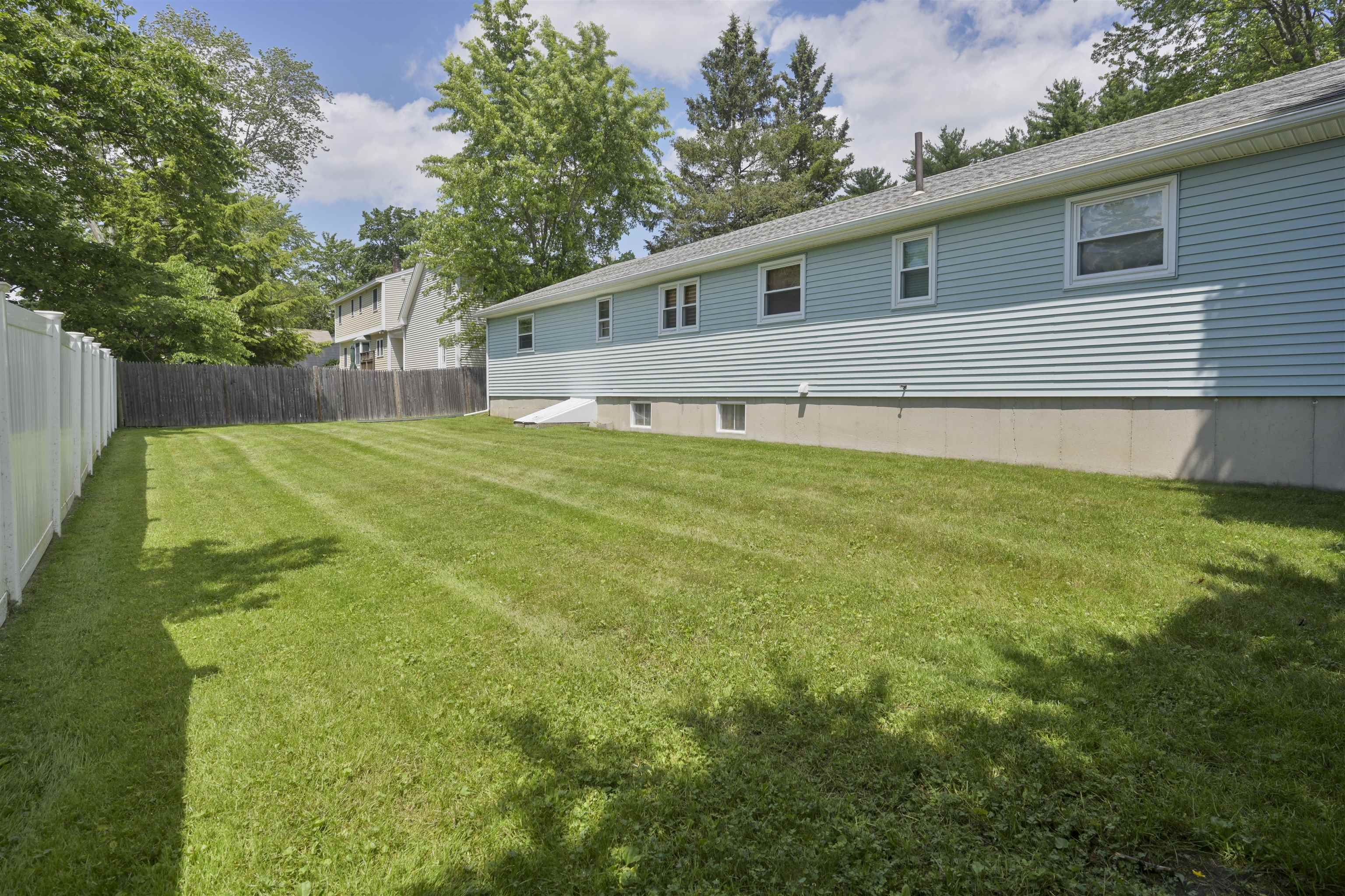 60 Hillhaven Road Manchester, NH 03104 - Photo 4 of 58