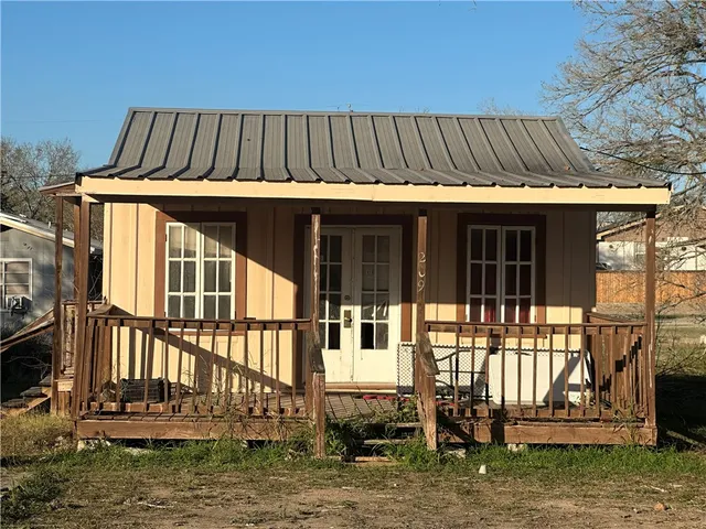 $179,900 | 207 Mc Gloin Street, Three Rivers, TX 78071