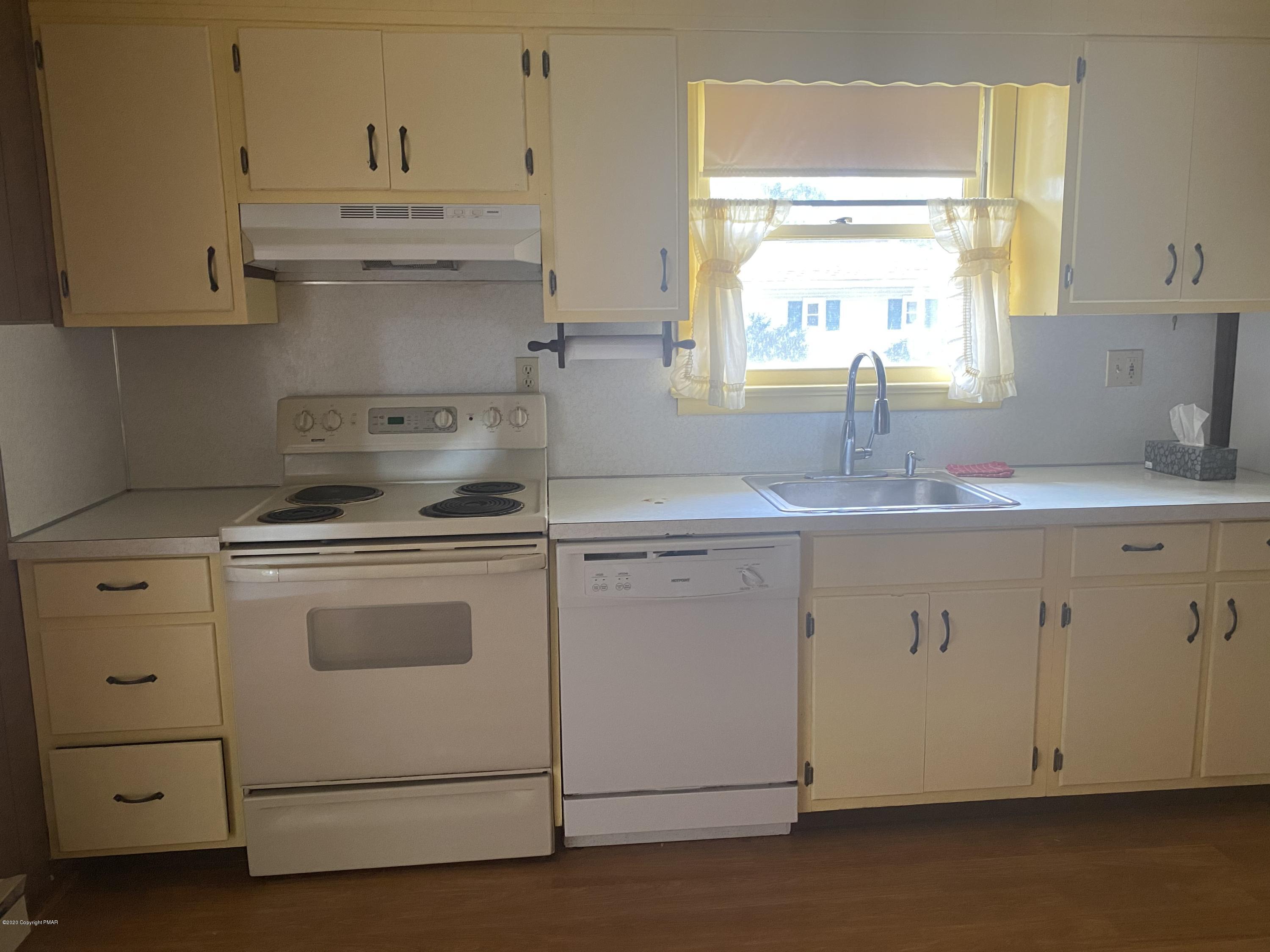 158 Burton Road Cresco, PA 18326 - Photo 7 of 17 kitchen