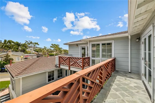 a view of a house with backyard and deck