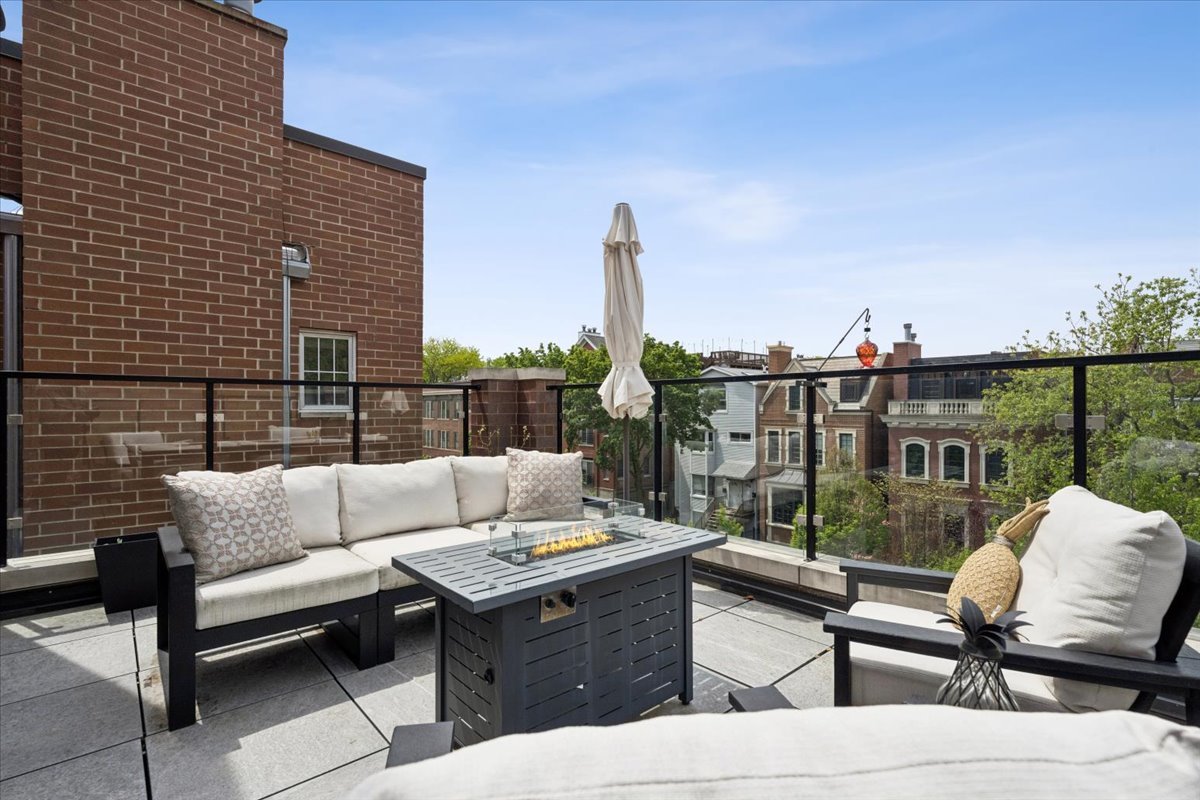 3929 North Greenview Avenue, Unit 3 Chicago, IL 60613 - Photo 14 of 35 a view of a terrace with furniture