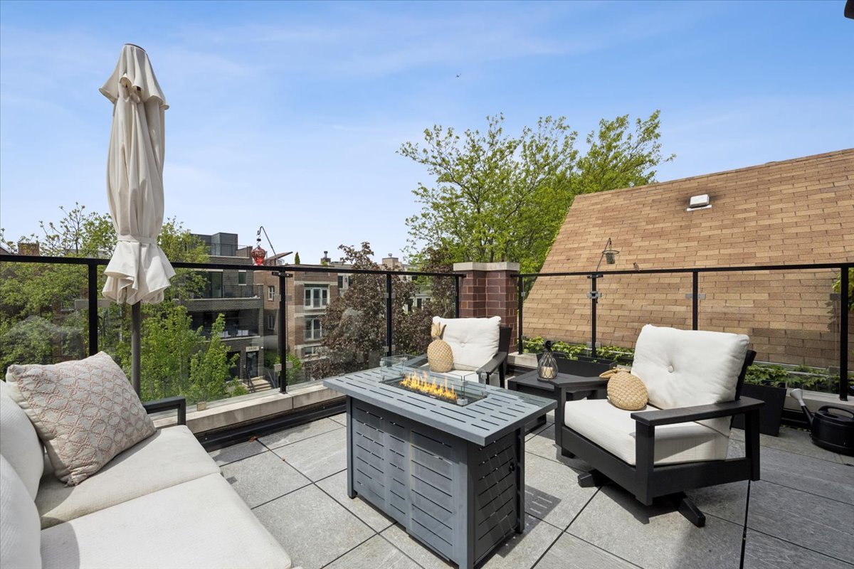 3929 North Greenview Avenue, Unit 3 Chicago, IL 60613 - Photo 15 of 35 a view of a terrace with couches
