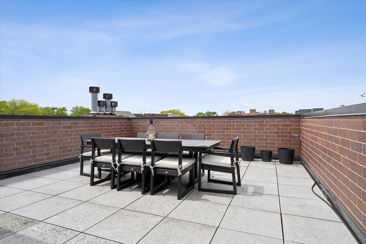 3929 North Greenview Avenue, Unit 3 Chicago, IL 60613 - Photo 29 of 35 a view of a terrace with sitting area