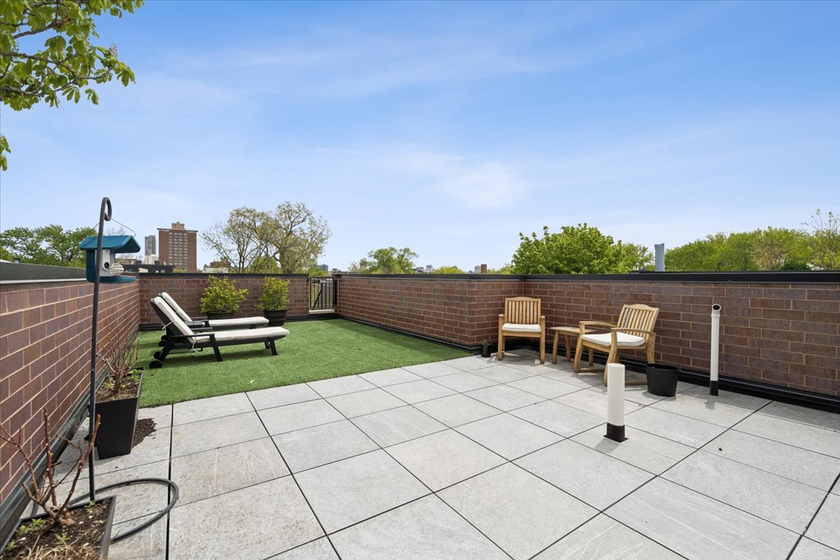 3929 North Greenview Avenue, Unit 3 Chicago, IL 60613 - Photo 32 of 35 a view of outdoor space with seating