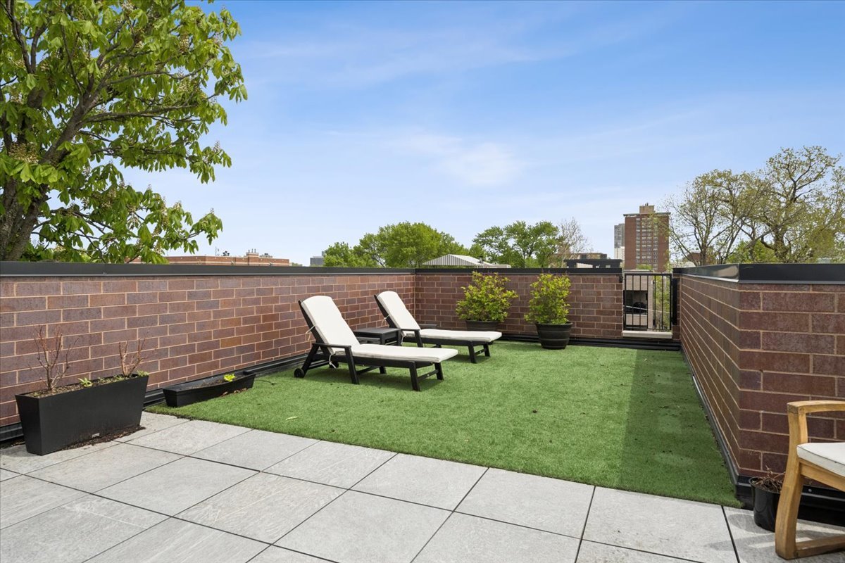 3929 North Greenview Avenue, Unit 3 Chicago, IL 60613 - Photo 33 of 35 a view of a bench in backyard of house