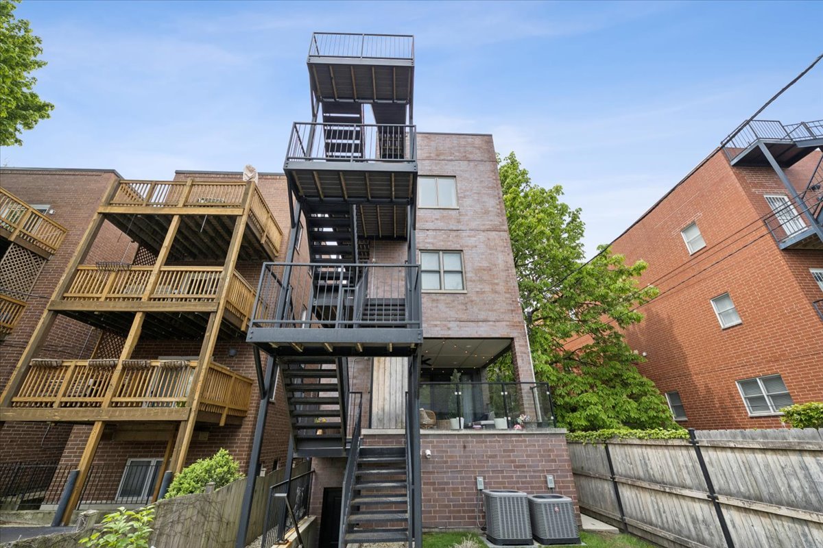 3929 North Greenview Avenue, Unit 3 Chicago, IL 60613 - Photo 35 of 35 front view of a house with a street