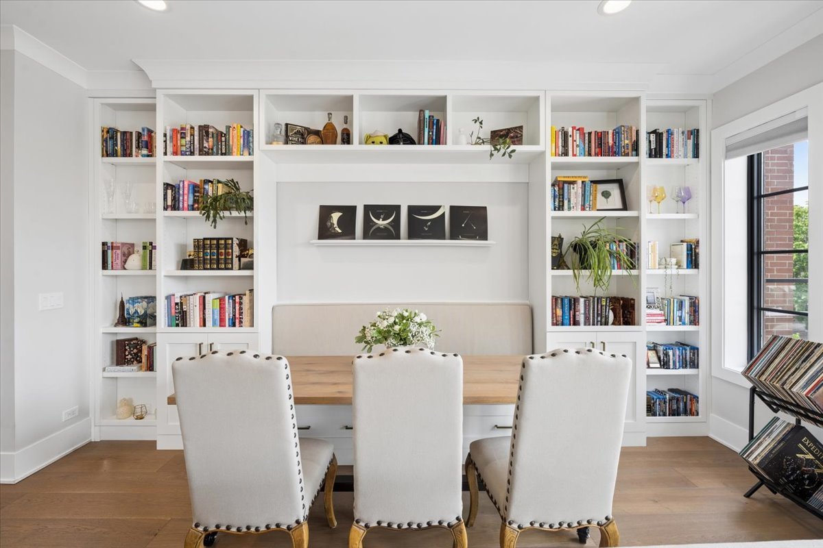 3929 North Greenview Avenue, Unit 3 Chicago, IL 60613 - Photo 10 of 35 a living room with furniture and a book shelf