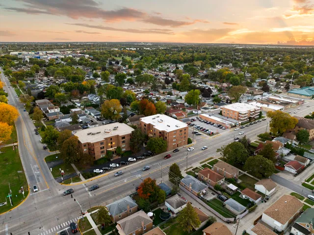 $224,900 | 6421 Pershing Road, Unit 404, Stickney, IL 60402