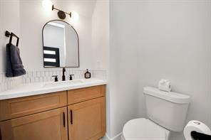 4010 Dreyfus Street Houston, TX 77021 - Photo 20 of 41 half bath for guests